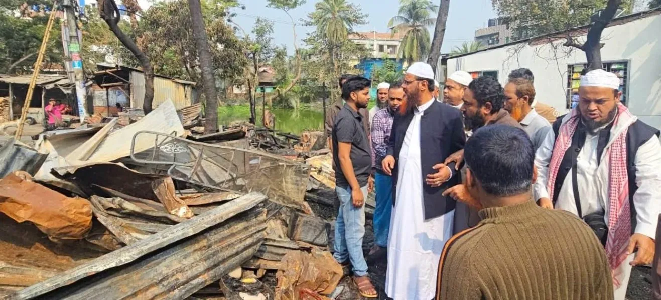 বরিশাল নগরীর নুরিয়া স্কুল সংলগ্ন অগ্নিকাণ্ডে ক্ষতিগ্রস্ত দোকান পরিদর্শন করেন শায়েখ চরমোনাই